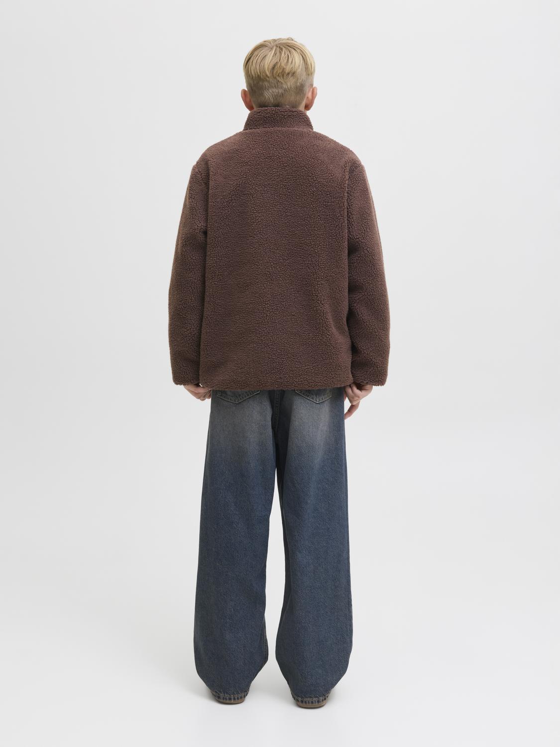 model_shot-back